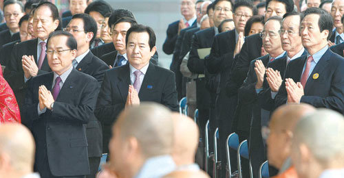 조계종 총무원장 취임법회 여야지도부 총출동한나라당 정몽준, 민주당 정세균 대표와 자유선진당 이회창 총재(앞줄 오른쪽부터)가 5일 서울 조계사에서 열린 자승 스님의 조계종 총무원장 취임법회에 참석해 부처님께 합장하고 있다. 연합뉴스