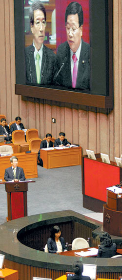 자유선진당 권선택 의원(전광판 화면 오른쪽)이 5일 국회 본회의장에서 열린 정치분야 대정부질문에서 정운찬 국무총리에게 세종시 수정 구상에 대해 질의하고 있다. 김경제 기자