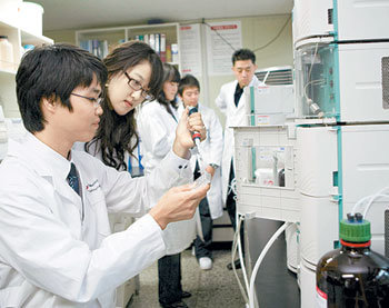 단국대 부설 조직재생공학연구소 연구원들이 치아 조직 재생과 관련한 물질을 테스트하고 있다. 국내 최고 수준의 생명과학 분야 연구 인프라를 구축한 이 연구소는 한국연구재단 중점 연구소로 최근 선정됐다. 사진 제공 단국대