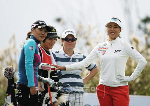 6일 제주 사이프러스 골프장에서 열린 대신증권·토마토투어 한국여자 마스터즈 1라운드 12번홀에서 치열한 상금왕 경쟁을 펼치고 있는 유소연(사진 왼쪽)과 서희경(사진 오른쪽)이 잠시 대화를 나누며 즐거워하고 있다. 사진제공｜KLPGA