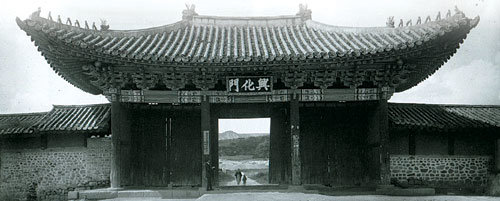 1909년 이토 히로부미가 쓴 책 ‘한국민에게 고함’에 게재된 흥화문. 경희궁의 얼굴이었던 흥화문은 이토를 기리는 ‘박문사’에 옮겨져 정문으로 사용됐다. 사진 제공 효형출판