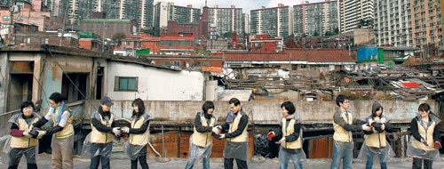 서울시 공무원들이 5일 서울 관악구 청림동에서 불우이웃에게 연탄을 배달하고 있다. 공무원들은 7개월여 동안 시험 감독관 일당과 폐지 판 돈 등을 모아 연탄을 마련했다. 김재명 기자 ▶dongA.com에 동영상