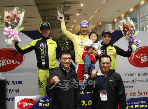 투르 드 서울 국제사이클대회에서 엘리트 그룹 우승을 차지한 조호성(윗줄 가운데) 등 수상자와 김재호(아랫줄 왼쪽) 동아일보 사장이 기념촬영을 하고 있다.양회성 기자 yohan@donga.com