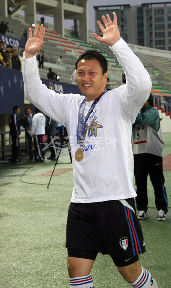 2009 하나은행 FA컵 축구대회 결승전 성남일화 대 수원삼성 경기가 8일 성남종합운동장에서 열렸다. 승부차기 끝에 우승을 확정지은 후 수원삼성 이운재가 기뻐하고 있다. 성남 | 김종원기자 won@donga.com