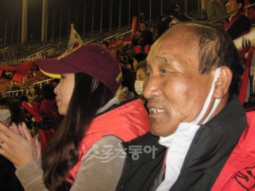 포항 노병준의 아내 김안나(왼쪽) 씨와 아버지 노흥복 씨가 7일 일본 도쿄에서 열린 AFC 챔피언스리그 결승전을 직접 관전하며 응원하고 있다. 도쿄 ｜ 남장현 기자 yoshike3@donga.com