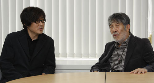 베를린 장벽이 붕괴된 지 20주년. 한국 문학계에선 분단 상황에 대한 관심도, 분단문학에 대한 열정도 시들어간다는 지적이 나온다. 이 같은 현실에 대해 이응준 씨(왼쪽)가 “작가로서 허탈한 자괴감이 들기도 한다”고 말하자 이호철 씨는 “이럴 때일수록 문학이 생동하는 힘을 발휘할 수 있는 열기가 필요하다”고 독려했다. 안철민 기자