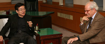 조양호 한진그룹 회장(왼쪽)이 7일 서울 중구 남대문로2가 한진그룹 대강당에서 세계적인 사진작가 스티븐 쇼어 씨와 사진에 관한 이야기를 나누고 있다. 사진 제공 한진그룹