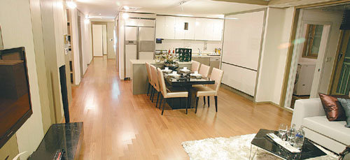 ‘이안 당진원당’은 알파룸을 설치하는 등 다른 아파트보다 사용 가능한 면적이 넓다. 전용 101m² B형의 거실과 주방 모습. 사진 제공 이안 당진원당