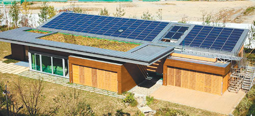 외부 에너지를 전혀 사용하지 않는 ‘제로에너지’ 건축물인 ‘그린투모로우’ 지붕에 설치된 태양광발전설비. 이 태양광발전설비가 지붕과 창문 등 곳곳에 설치돼 필요한 에너지를 직접 생산한다. 사진 제공 삼성물산 건설부문