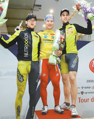 2009 투르 드 서울 국제사이클대회에서 우승한 조호성(가운데)이 2위 디르크 뮐러(왼쪽), 3위 그리샤 야노르슈케(이상 독일)와 함께 기쁨을 나누고 있다. 조호성은 “한국 선수로서 서울 도심에서 열린 첫 국제대회에서 우승해 감개무량하다”고 말했다. 특별취재반