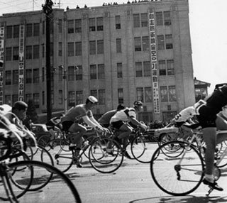 1968년 제1회 동아사이클대회에 출전한 선수들이 광화문 동아일보 사옥 앞을 달리고 있다. 교통 혼잡 등의 문제로 3회 대회부터 삼각지, 고려대 앞 등으로 출발지를 옮겼다. 동아일보 자료 사진