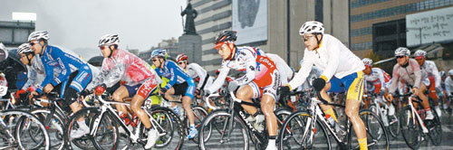2009 투르 드 서울 국제사이클대회에 출전한 엘리트 선수들이 이순신 장군이 내려다보고 있는 세종로 사거리를 질주하고 있다. 세종문화회관 앞을 출발한 선수들은 200m를 달린 뒤 우회전해 신문로부터 본격적인 레이스를 시작했다. 특별취재반
