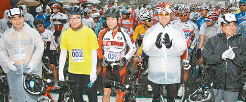 8일 열린 2009 투르 드 서울 국제사이클대회에 참가한 내빈들이 선수들과 함께 포즈를 취했다. 왼쪽부터 이병재 우리파이낸셜 대표, 김재호 동아일보 사장, 탤런트 박상원 씨, 오세훈 서울시장, 구자열 대한사이클연맹 회장. 특별취재반