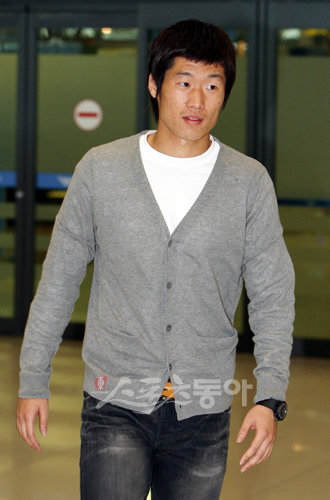 맨체스터 유나이티드의 피지컬 트레이너가 박지성 관리를 위해 유럽 원정에 나서는 대표팀 코칭스태프를 만난다. 맨유는 2010남아공월드컵까지 박지성을 집중 관리할 예정이다.