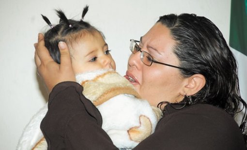 멕시코의 의사일당이 산모에게 아기가 죽었다 속이고 아기를 팔아넘겨 충격을 주고 있다. 죽었다던 딸을 1년 만에 처음 품에 안은 바네사 카스틸로와 딸.