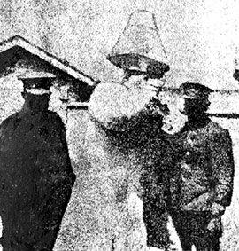 1920년 4월 14일 경성지방법원 법정으로 얼굴이 가려진 채 들어서고 있는 강우규 의사. 동아일보 자료 사진