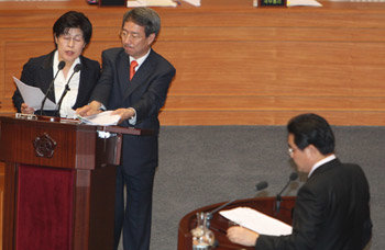 “제가 답변을…” 구원투수 전재희  정운찬 국무총리가 9일 국회 본회의 교육사회문화 분야 대정부질문에서 민주당 전병헌 의원의 질문에 제대로 답을 하지 못하자 전재희
보건복지가족부 장관이 대신 답변하고 있다. 전 의원은 이날 정부의 신종 인플루엔자 대책에 대해 추궁했다. 이종승 기자