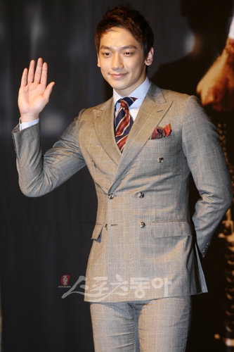 가수에서 배우로 변신한 정지훈이 영화 ‘닌자 어쌔신’ 개봉을 앞두고 9일 서울 소공동 롯데호텔에서 열린 기자회견에 참석해 기자들의 질문을 받았다.임진환 기자 photolim@donga.com