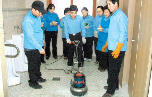 ‘자활명장’ 정승화 씨(왼쪽)가 자활공동체 직원들과 함께 전기 청소기를 시운전하고 있다. 사진 제공 경기남양주지역자활센터