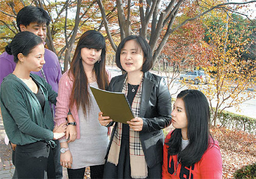 전미경 안동국악단장(오른쪽에서 두 번째)이 7일 영남대에서 국악과 학생들과 국악콘텐츠 개발에 관한 이야기를 나누고 있다. 이권효 기자