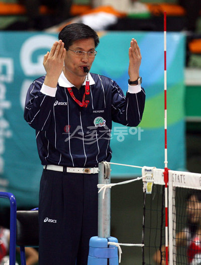 국내 유일의 김건태 FIVB 심판이 국내 V리그 무대에서 판관으로 활동하는 모습. 사진제공 | 한국배구연맹