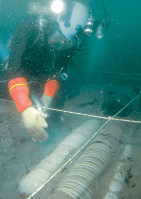 충남 태안군 마도 앞바다에서 유물을 발굴하기 위해 개흙 제거작업을 하고 있는 국립해양문화재연구소의 수중발굴대원. 얼굴을 완전히 뒤집어씌우는 마스크에는 폐쇄회로(CC)TV가 장착되어 있어 발굴 전 과정을 촬영할 수 있다. 사진 제공 국립해양문화재연구소