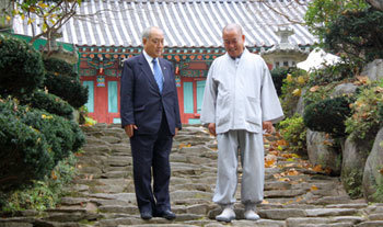 다솔사 주지 혜운 스님과 선산(일선) 김씨 대종회 김호용 회장이 10일 오후 다솔사 경내에서 이 절의 역사성을 회고하며 복원방안 등을 논의하고 있다. 사천=오명철 전문기자