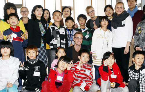 10일 오후 한민족학교 학생들이 서울 관악구 서울대 경영대에서 캠퍼스 투어를 마친 뒤 기념사진을 찍고 있다. 김미옥 기자