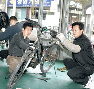 대구 서구의 자전거무료수리센터에서 기술자들이 자전거를 손보고 있다. 사진 제공 대구 서구