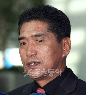 14일 요미우리 자이언츠와의 한일 클럽 챔피언전을 앞두고 있는 기아타이거즈 선수단이 12일 인천공항을 통해 일본으로 출국했다. 기아타이거즈 조범현 감독이 출국에 앞서 인터뷰를 하고 있다. 인천공항 | 김종원기자 won@donga.com