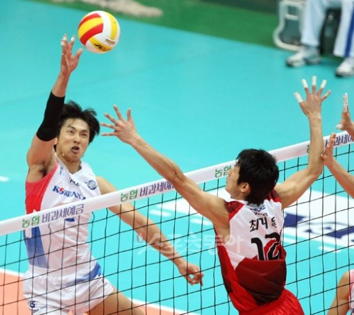 대한항공 김학민(왼쪽)이 12일 인천 도원시립체육관에서 벌어진 KEPCO54와의 경기에서 최귀동의 블로킹을 피해 연타 공격을 시도하고 있다. 인천 ｜ 김종원 기자 won@donga.com