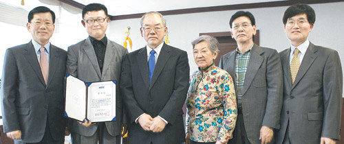 KAIST 총장실에서 기부 후 기념촬영한 KAIST 구본제 감사, 정승열 씨, KAIST 서남표 총장, 정외현 씨, 정대영 씨, 김수현 KAIST 발전재단 상임이사(왼쪽부터). 사진 제공 KAIST