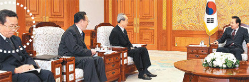 뒷자리서 ‘깨알 메모’  이명박 대통령(오른쪽)이 8월 고 김대중 전 대통령 조문을 위해 서울을 방문한 김기남 노동당 비서 일행을 접견하고 있다. 왼쪽 점선 안이 원동연 노동당 통일전선부 부부장이다. 동아일보 자료 사진