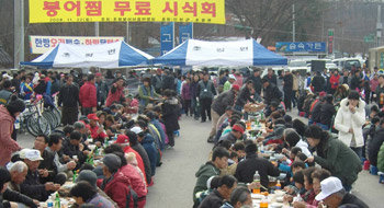 충북 진천군 초평면 화산리 일명 ‘붕어마을’에서 14일 ‘제1회 붕어찜 축제’가 열린다. 지난해 마을 번영회가 마련한 무료 시식회. 사진 제공 진천군