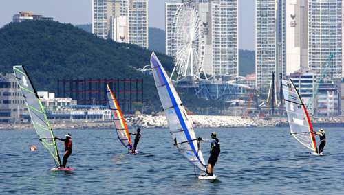 사계절 해양스포츠의 메카로 떠오르고 있는 부산 앞바다에서 관광객들이 윈드서핑을 즐기고 있다. 동아일보 자료 사진