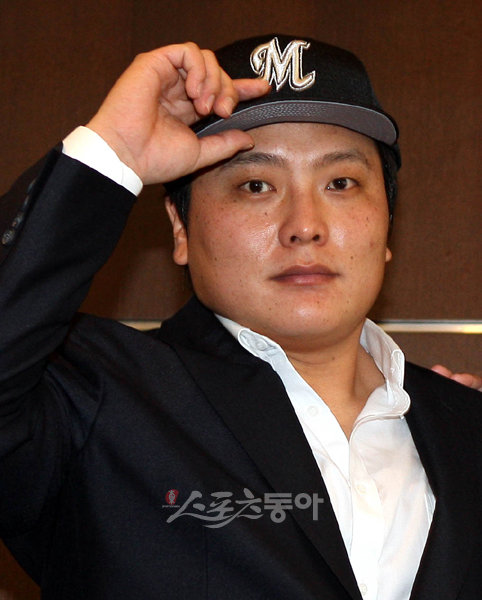 13일 새벽 일본 프로야구 롯데 마린스와 전격 계약을 한 김태균이 소공동 롯데 호텔에서 입단 기자회견을 가졌다. 김태균이 세토야마 류지 사장으로 부터 모바를 받고 포즈를 취하고 있다. 박화용 기자 inphoto@donga.com