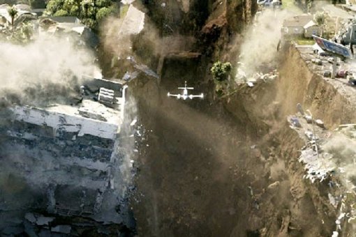 2012년 종말론을 배경으로 한 영화 ‘2012’의 스틸컷. 대지진으로 무너지는 미국 LA 도심. 출처·한국소니픽쳐스릴리징브에나비스타영화