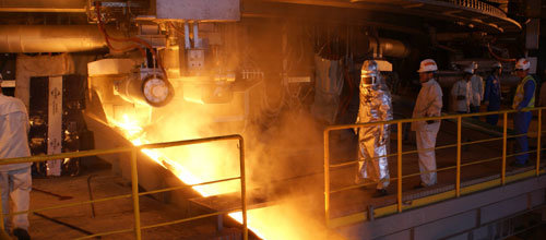 이 책은 2006년부터 2009년까지 포스코 광양제철소에서의 일본 도요타자동차 강판 납품 목표 달성을 위한 혁신 과정을 다뤘다. 전남 광양시 포스코 니켈 제조공장의 전기로에서 쇳물이 쏟아지는 모습. 동아일보 자료 사진