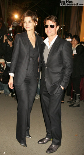 단신 배우 톰 크루즈(오른쪽)가 자신보다 키 큰 부인 케이티 홈즈와 한 행사장에서 포즈를 취하고 있다. 누리꾼들은 이번  파문에 빗대 그의 이름을 ‘톰크 루저(Tomc Loser)’라 부르며 패러디하기도 했다. 스포츠동아DB
