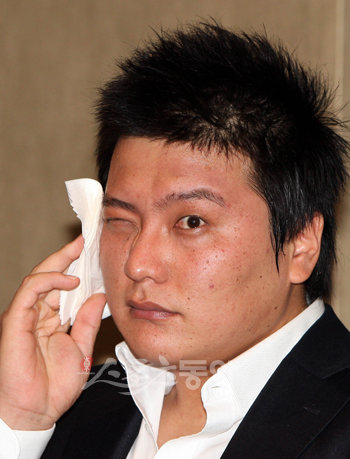 13일 새벽 일본 프로야구 롯데 마린스와 전격 계약을 한 김태균이 소공동 롯데 호텔에서 입단 기자회견을 가졌다. 김태균이 기자회견 도중 휴지로 땀을 훔치고 있다. 박화용 기자 inphoto@donga.com