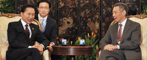 한국-싱가포르 정상회담아시아태평양경제협력체(APEC) 정상회의를 위해 싱가포르를 방문한 이명박 대통령이 13일 이스타나 궁에서 리셴룽 싱가포르 총리와 정상회담을 하고 있다. 싱가포르=안철민 기자