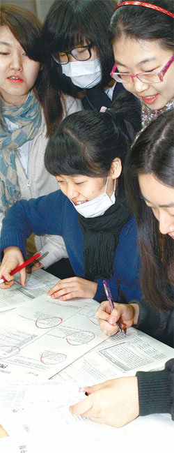 조마조마13일 서울 계성여고 학생들이 전날 치른 대학수학능력시험 문제지를 보고 자신들의 성적을 알아보고 있다. 홍진환 기자