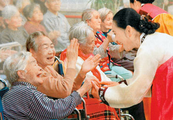 일본 내 4곳에 마련된 ‘고향의 집’이 재일 한국인 고령자들의 안식처가 되고 있다. 교토 ‘고향의 집’의 노인들이 올봄 한국인 국악인들이 찾아오자 반갑게 맞이하고 있다. 사진 제공 교토 ‘고향의 집’