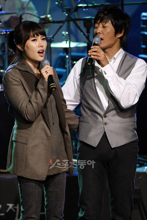 최수종(오른쪽)·하희라 부부가 자선 CCM 음반 ‘마음으로 전하는 사랑의 노래’ 쇼케이스에서 노래를 부르고 있다. 양회성 기자 yohan@donga.com