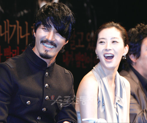 3일 열린 영화 ‘시크릿’ 제작보고회에서 환하게 웃는 송윤아(오른쪽)와 차승원. 양회성 기자 yohan@donga.com