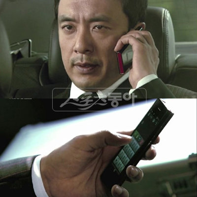 극중 북측 특수요원으로 등장하는 김승우가 남측의 최신형 휴대전화 모델인 뉴초콜릿폰을 사용하는 모습. 사진｜‘아이리스’ 화면 캡처