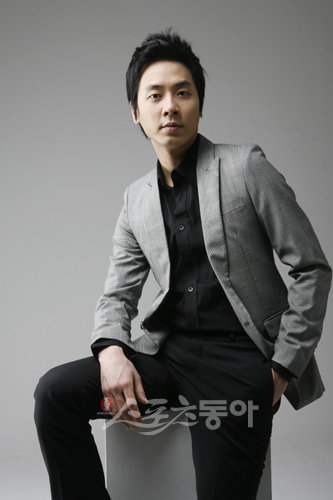 아이돌그룹 신화 출신인 앤디는 음악프로 출연자 대부분이 나이어린 아이돌 가수여서 위축된다고 했다. 임진환 기자 photolim@donga.com