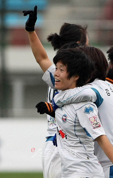 활짝 핀 장미! 올해 여자축구 챔피언은 대교였다. 16일 경주종합운동장에서 열린 2009 여자축구 챔피언 결정 2차전에서 후반 37분 결승골을 넣은 이장미(왼쪽)가 오른손을 번쩍 들고 기뻐하고 있다. 경주｜ 김종원 기자 won@donga.com