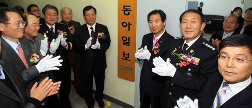 동아일보 전남본부가 16일 전남 여수시 학동 선일빌딩 6층에 문을 열었다. 개소식에 참석한 본사 최맹호 상무(오른쪽에서 네 번째)와 오현섭 여수시장(오른쪽에서 세 번째), 박성국 여수해양경찰서장(오른쪽에서 두 번째), 양승규 여수경찰서장(오른쪽에서 여섯 번째) 등이 전남본부 개소를 축하하고 있다. 여수=박영철 기자