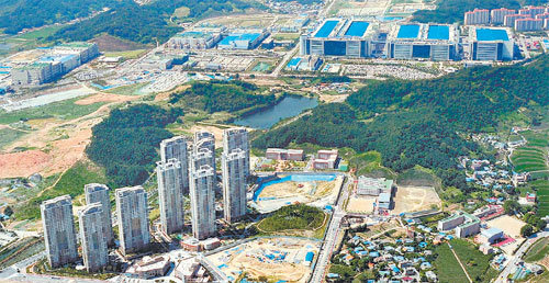 삼성전자 액정표시장치(LCD) 생산라인이 들어선 충남 아산시 탕정면 명암리의 탕정사업장 1단지와 2단지 전경. 위쪽은 현재 7세대와 8세대 LCD를 생산하는 최대의 LCD 단지가 들어선 1단지이고, 아래쪽은 2단지로 현재 삼성전자 임직원이 거주하는 아파트만 들어섰다. 사진 제공 삼성전자